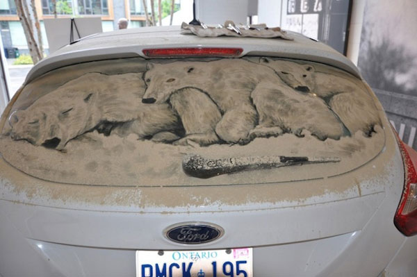 看看别人是怎么在布满灰尘的汽车玻璃上涂鸦的| jiaren.org