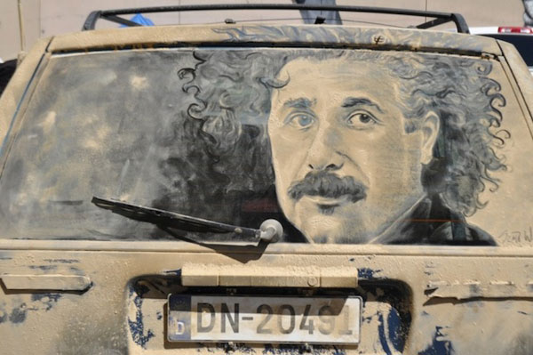 看看别人是怎么在布满灰尘的汽车玻璃上涂鸦的| jiaren.org