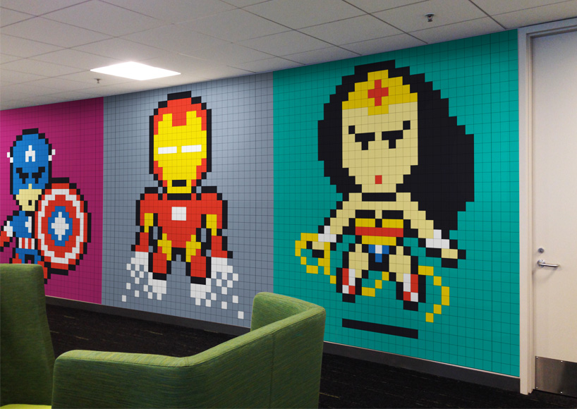 office workers install 8-bit superhero mural using 8,024 sticky notes-设计邦-07