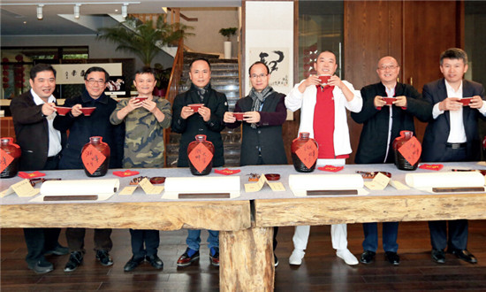 p45 1 月26 日，马云、冯仑、郭广昌、史玉柱等8 名企业家、学者，在杭州共同启动湖畔大学项目，成为第一批校董会成员。
