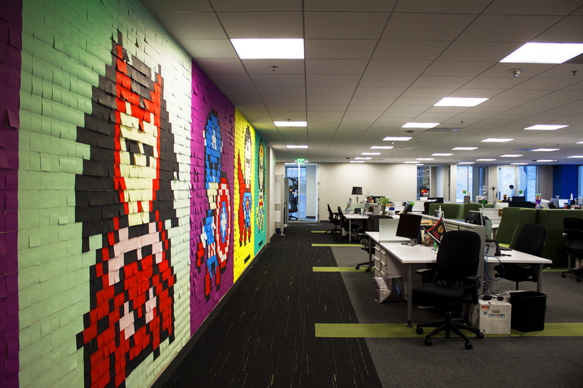 office workers install 8-bit superhero mural using 8,024 sticky notes-设计邦-05