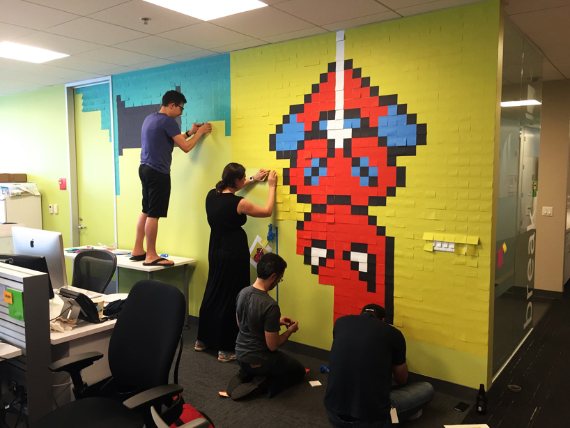 office workers install 8-bit superhero mural using 8,024 sticky notes-设计邦-10
