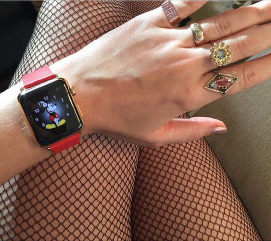 谁说没人买？水果姐炫耀自己的12万元款Apple Watch