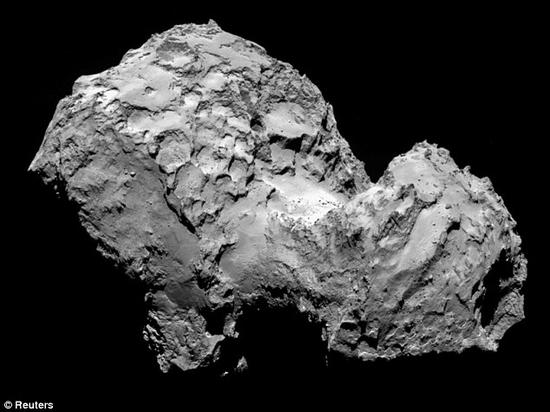 欧洲空间局的罗塞塔探测器在67P/“丘留莫夫—格拉西缅科”彗星表面发现了有机物成分，甚至有科学家提出了这颗彗星表面是否可能存在微型生物的疑问。一些研究人员相信，类似这样的彗星可以携带着生命物质自由穿越于不同行星系之间，并最终将生命的“种子”带到了地球上