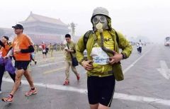 图为2014年北京雾霾天中参加比赛的选手。2015年9月20日，北马再遇雾霾，清晨起跑时PM2.5超过150，开跑后有所降低。