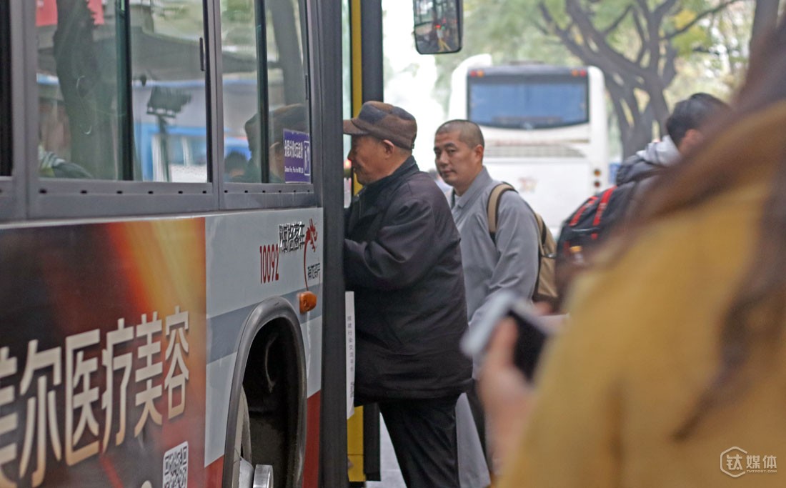 老人对北京的路并不是很熟悉，出门也基本靠步行和公交车。他从中关村上了114路车，去位于朱辛庄的华北电力大学，他想去那里找找大学教授。