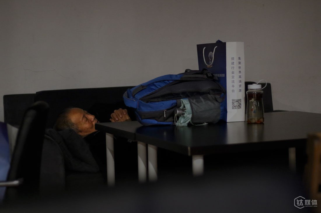 这个咖啡馆，只要花30块钱，就可以在沙发上睡一晚。王修煜在这里睡了4晚，桌上放着的，是他从家里带过来的行李，一个背包，一个纸袋，一个水壶。