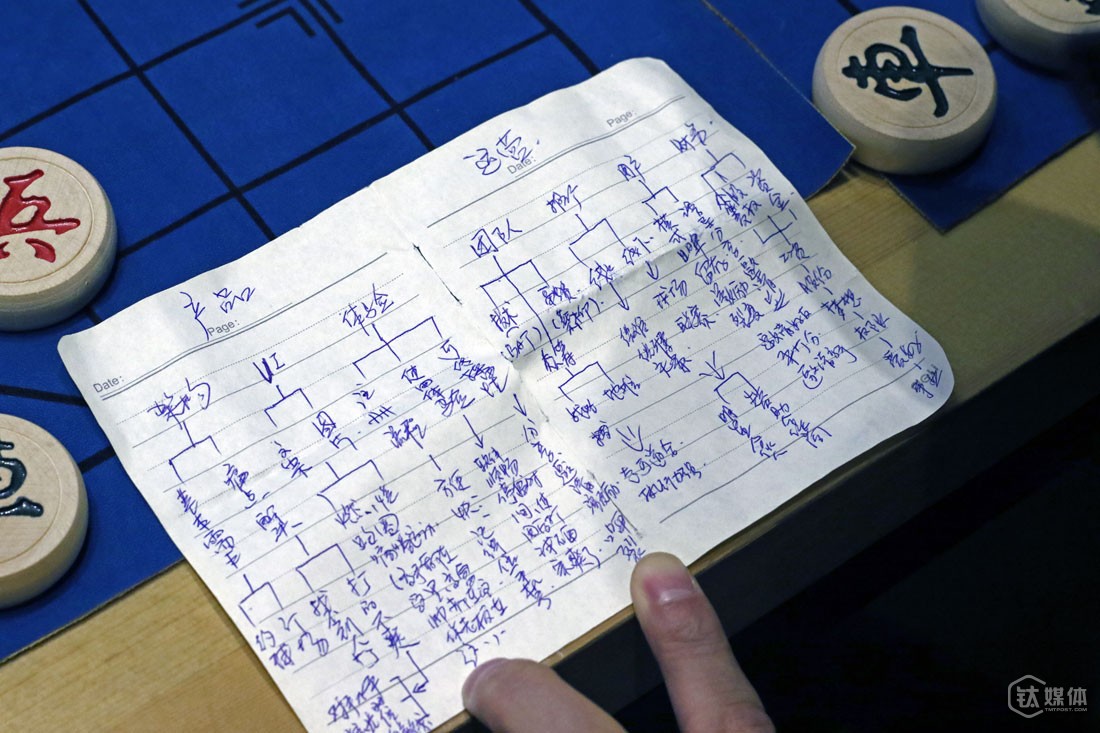 在来北京的飞机上，汪小生在笔记本写下了关于自己体育O2O创业的构想。