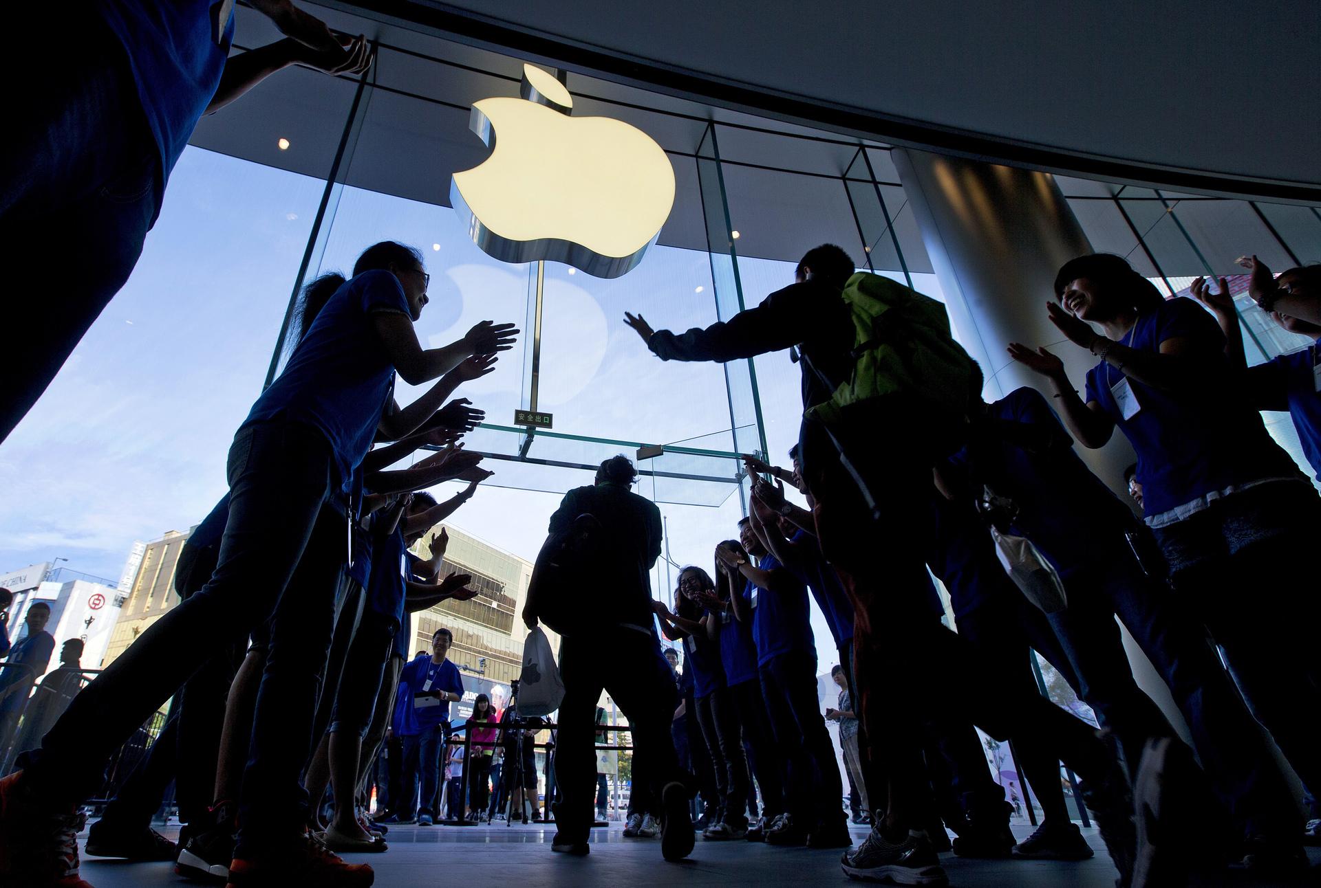 万年不care苹果的巴菲特为啥豪掷10亿美元买苹果股票？