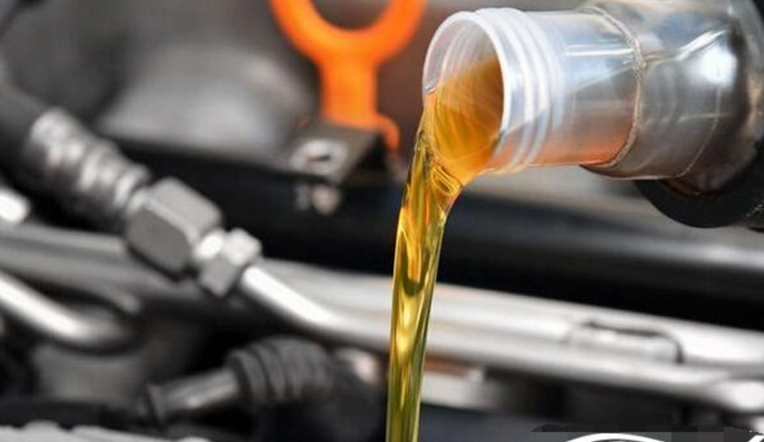 车辆机油更换三大注意事项 油量应低于油尺