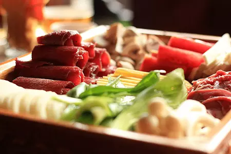 火锅食材鲜肉和蔬菜高清图片
