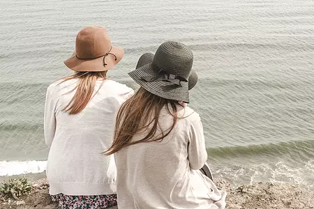 海边的两个女孩背影高清图片