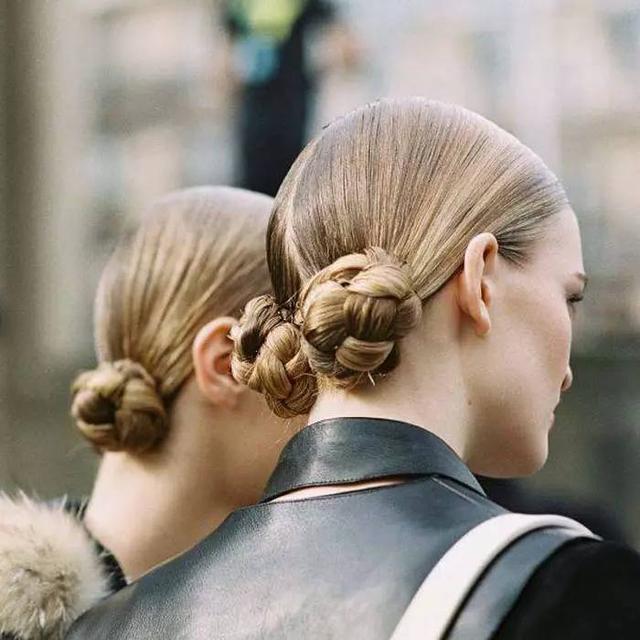 把甜蜜俏皮髻在发上，法国夏日街头最新流行发型「马卡龙包头」