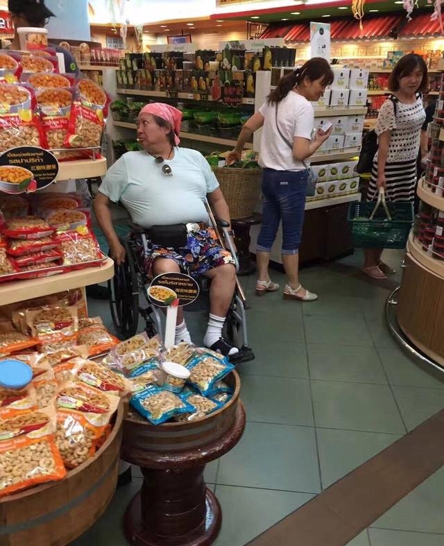 洪金宝坐轮椅带三佣人买菜 膝盖手术休假4至6个月