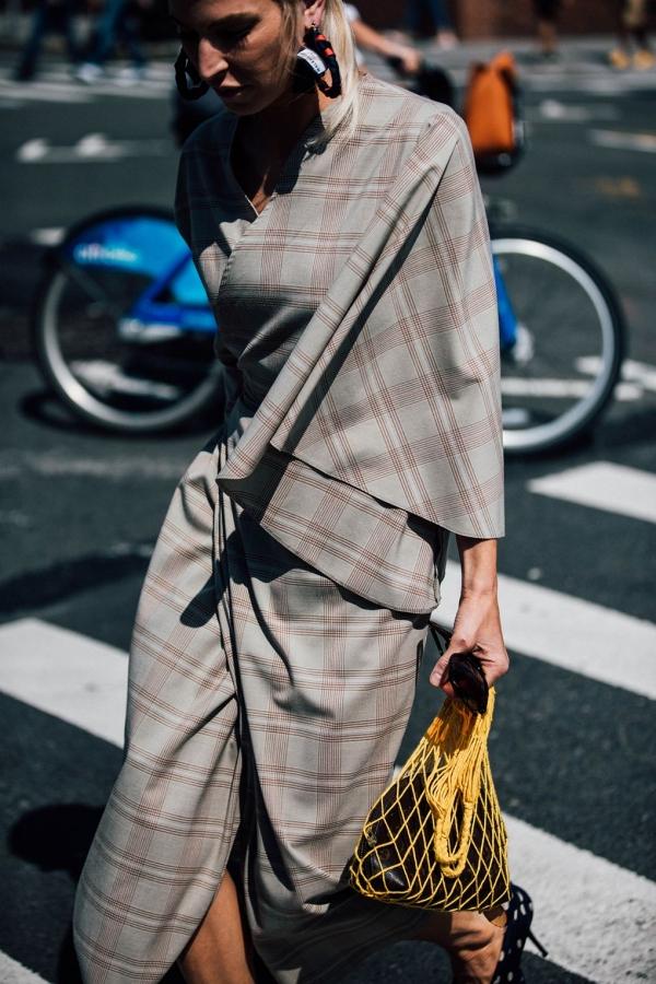 2018春夏流行趋势 纽约时装周场外也风光 流行重点：复古格纹条纹