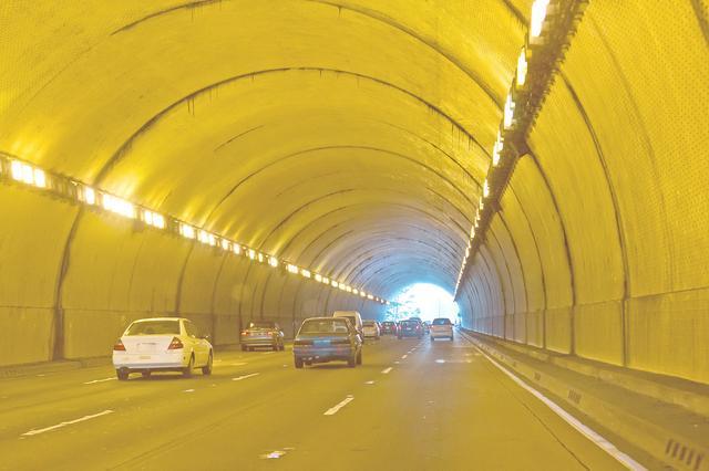 驾驶汽车在进出隧道时 必须要注意些什么