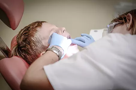 检查牙齿的牙医高清图片